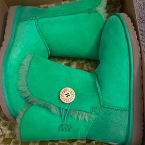 A UGG shoe it's very comfy size 9 worn once